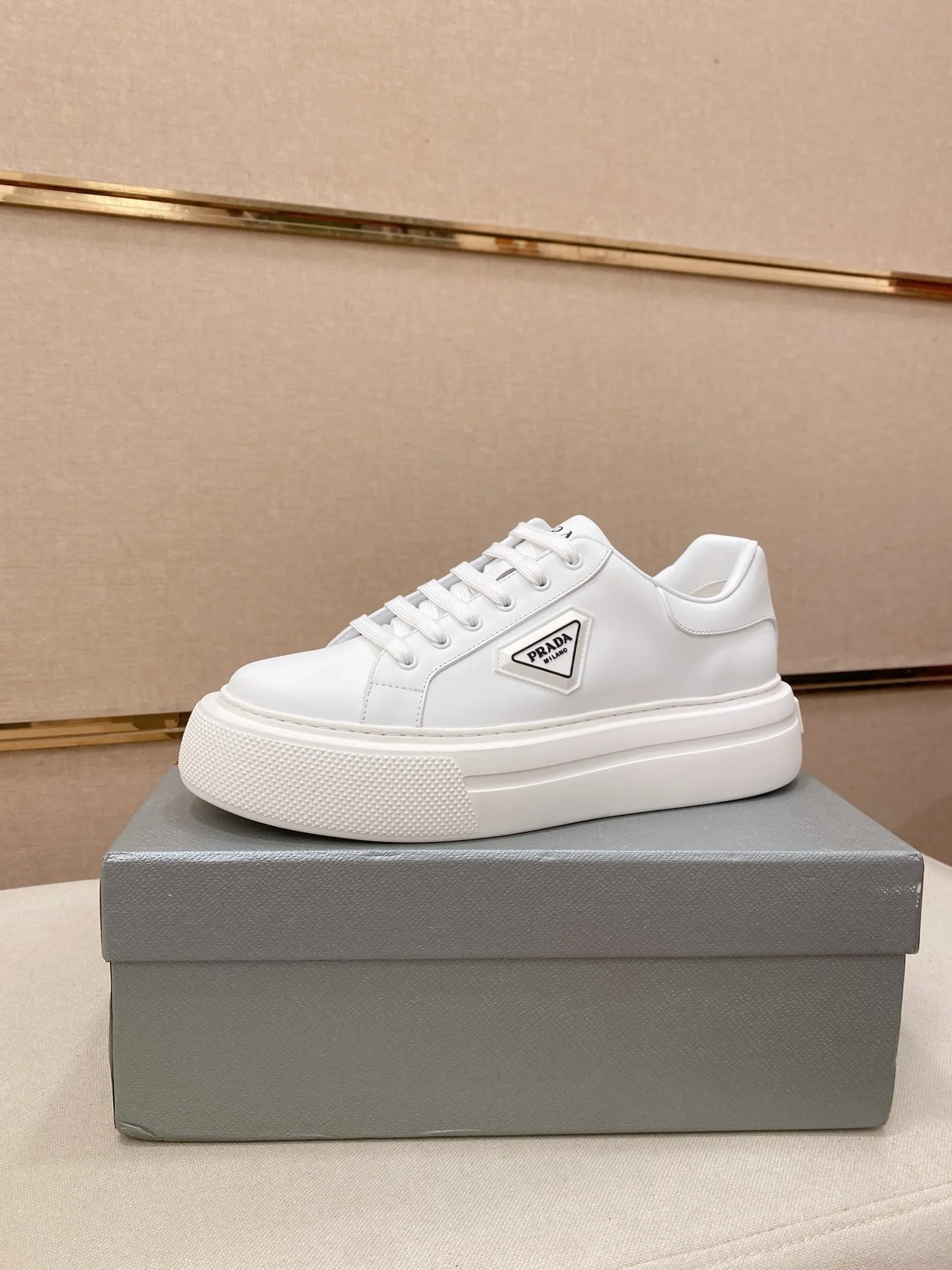 Men's shoes 💰 580💰 ✔️✔️✔️High version High-quality new PRADA (Prada) counters are launched simultaneously, new men's shoes, 😘fabrics are selected from first-layer cowhide fabrics. Lining: Imported cowhide leather lining. 👍🏿High-end☄️Open-molded non-slip rubber outsole, exquisite lines, simple and elegant, comfortable and high-end for leisure travel. Code number: 38 to 45